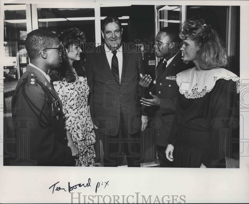 1988 Senator Howell Heflin at Huffman High School with Students - Historic Images