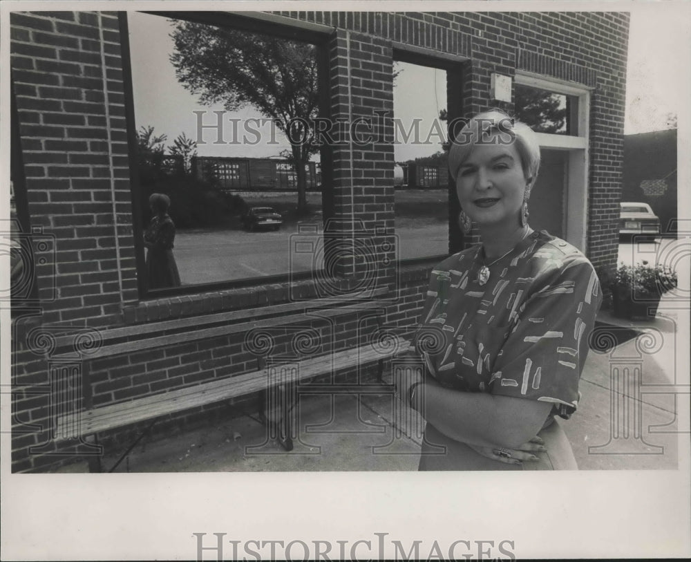 1987 Patricia Roper, Mayor of Vincent, at City Hall - Historic Images