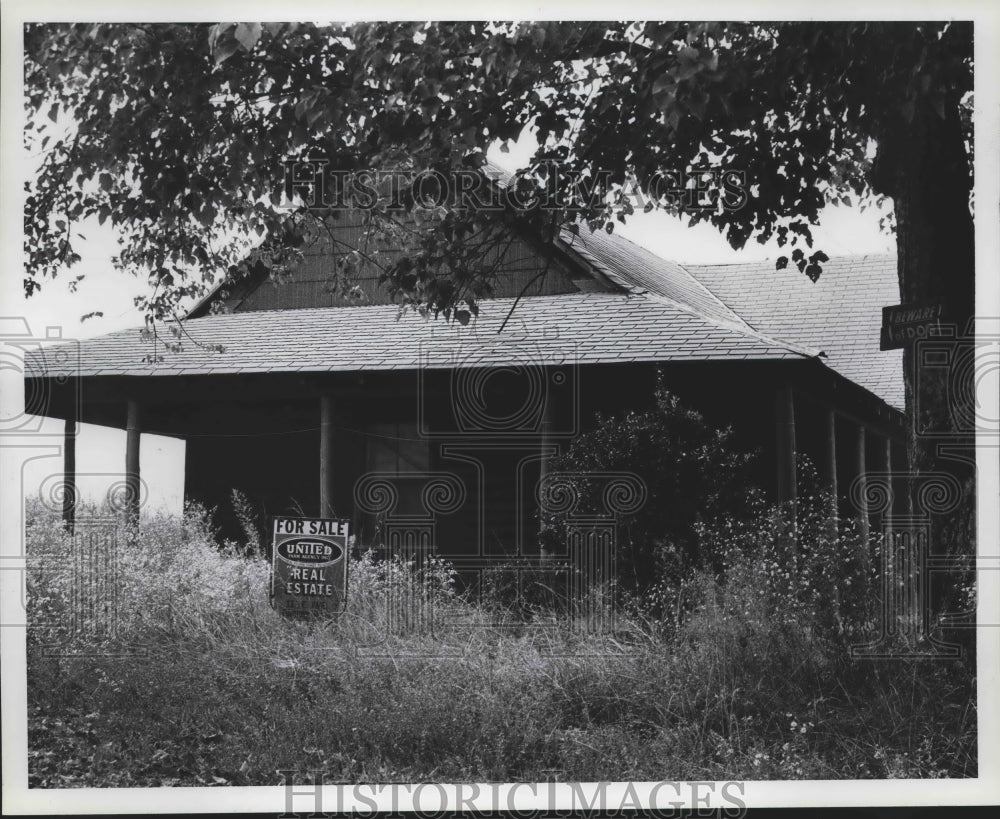 1987 Home with for sale sign, four of Roberts family were murdered - Historic Images