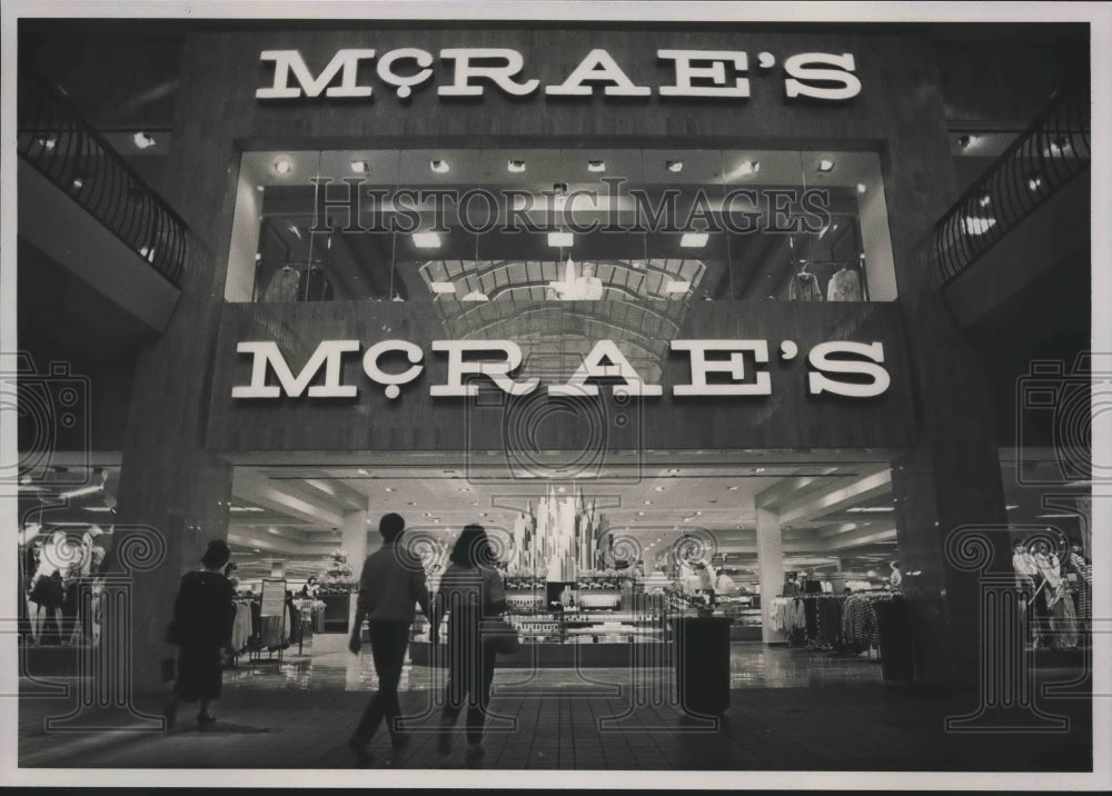 1988 Press Photo Shoppers walk into McRae's at the Galleria, Alabama - abna39898 - Historic Images