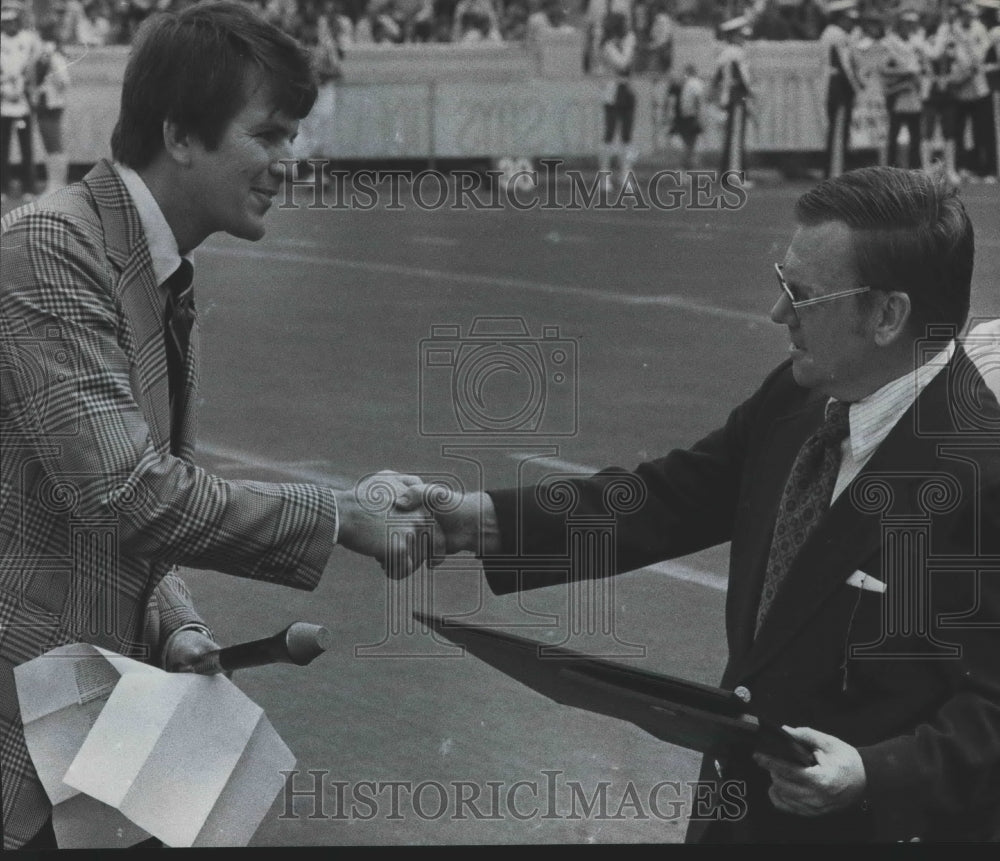 1974 Press Photo University of Alabama Presents Award to Athletic Publicist - Historic Images