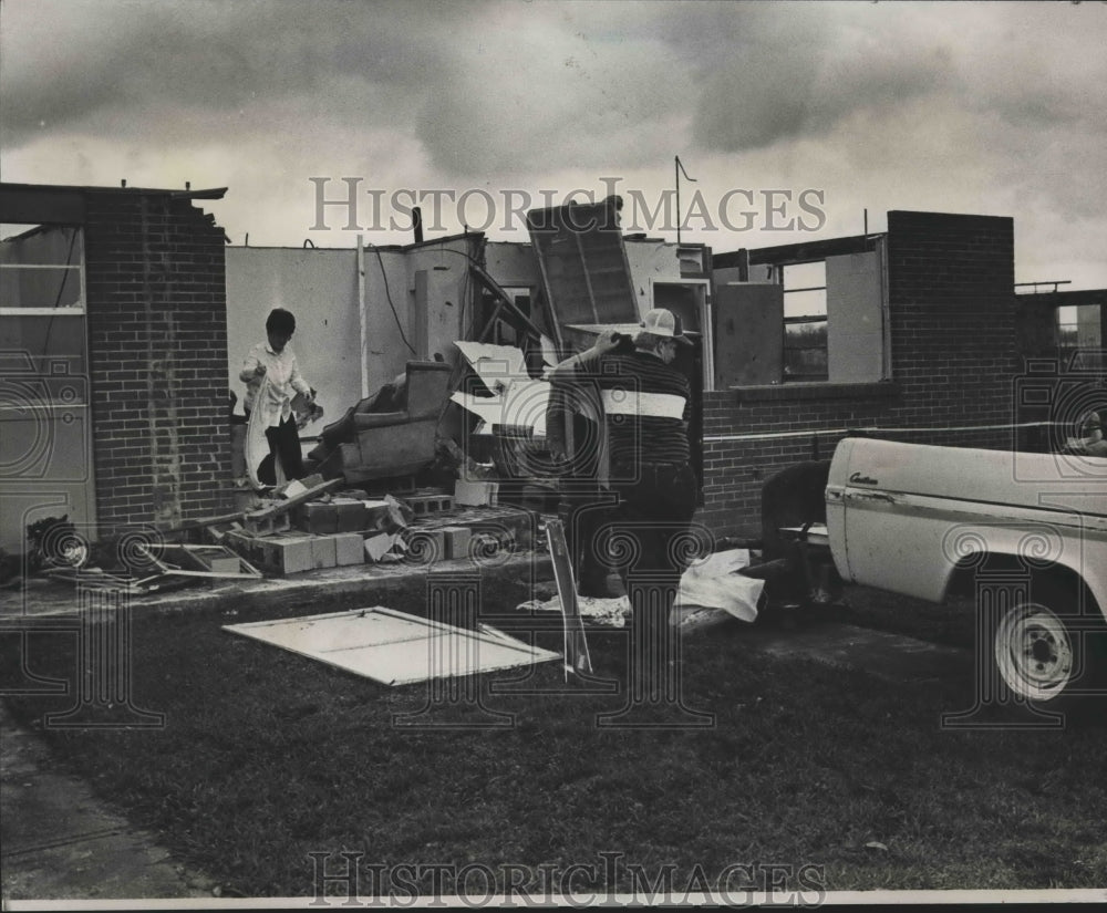 1983 People inspect tornado damage of home in Selma, Alabama - Historic Images