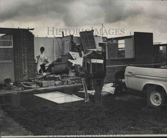1983 People inspect tornado damage of home in Selma, Alabama - Historic Images