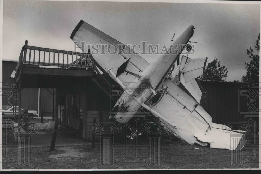 1990, Plane damages building at Bessemer Airport, Alabama - abna39985 - Historic Images