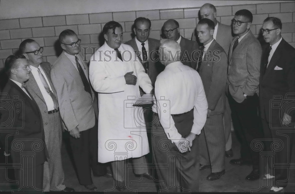 1954 Press Photo Spies patient recovers from arthritis treatment, Alabama - Historic Images