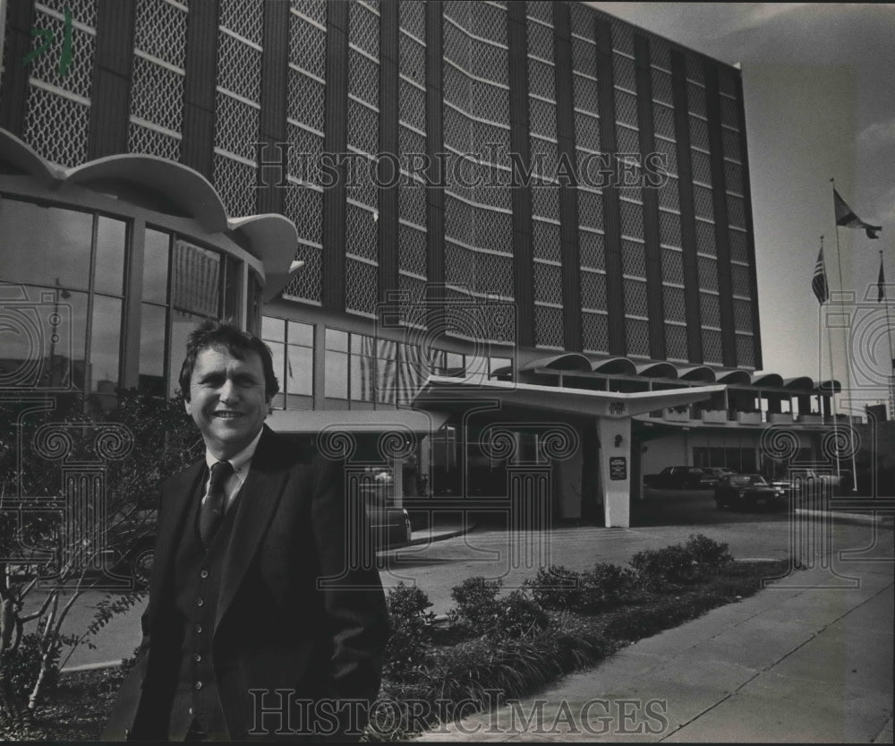 1983 Frank Spina purchases Holiday Inn for medical center, Alabama - Historic Images