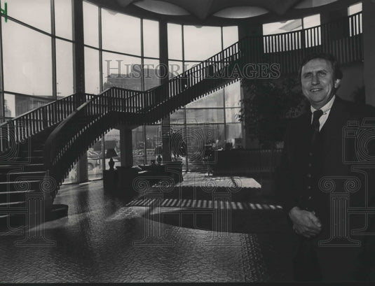 1983 View inside Holiday Inn purchased by Frank Spina, Alabama - Historic Images