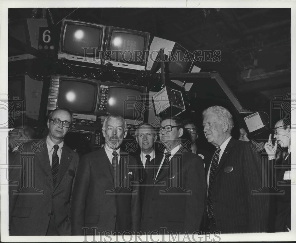 1981 Press Photo Frank Samford and others beside television screens - abna39997 - Historic Images