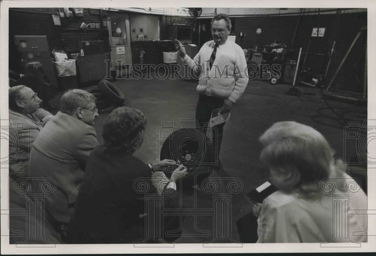 1987, Jack Samples speaks to others - abna39999 - Historic Images