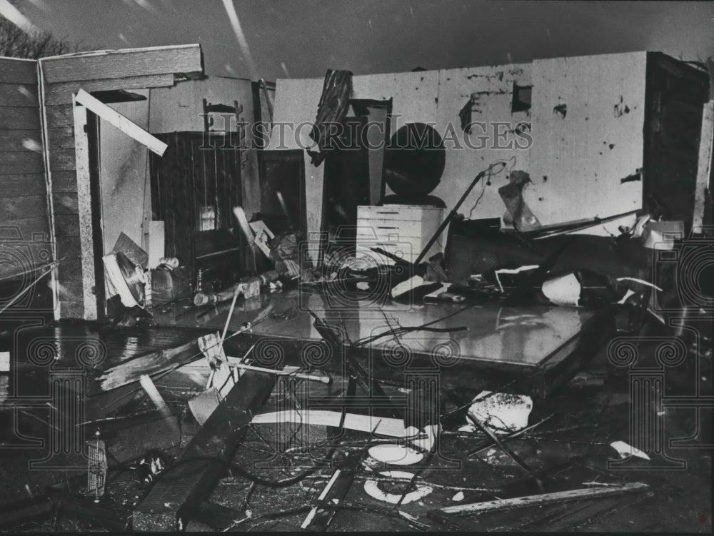 1975 Press Photo Tornado takes roof off home during tornado, Graysville - Historic Images