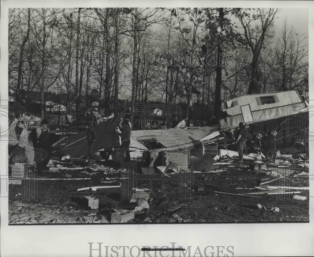 1975 Press Photo Workers sift through mobile homes destroyed by tornado, Alabama - Historic Images