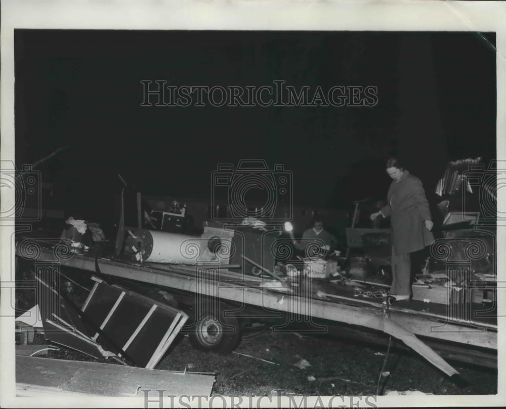 1975, Friends helping in search after tornado, Alabama - abna40065 - Historic Images