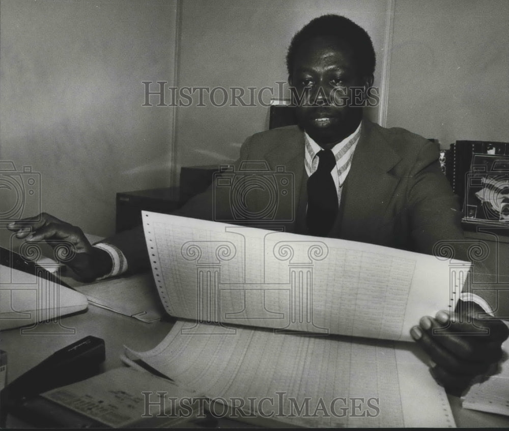 1980, Accountant Dave Thompson, Liberty National Bank, Alabama - Historic Images