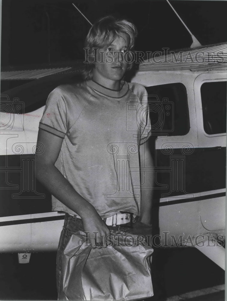 1978 Paul Thompson, Kidnap Victim by plane that brought him home - Historic Images