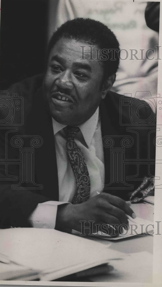 1988 Alabama Representative John Rogers of Birmingham at meeting - Historic Images