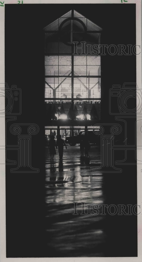 1986, Shoppers at later hours at Riverchase Galleria in rain - Historic Images