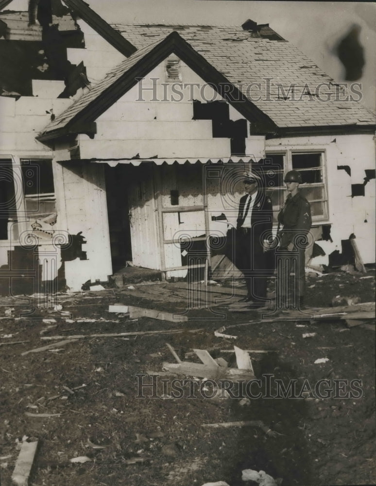 1965 Press Photo Guardsmen Stand Outside Tornado-Damaged House, Alabama - Historic Images