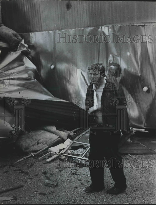 1973 Press Photo Steve Wilson of Pelham around rubble of Home after Tornado - Historic Images