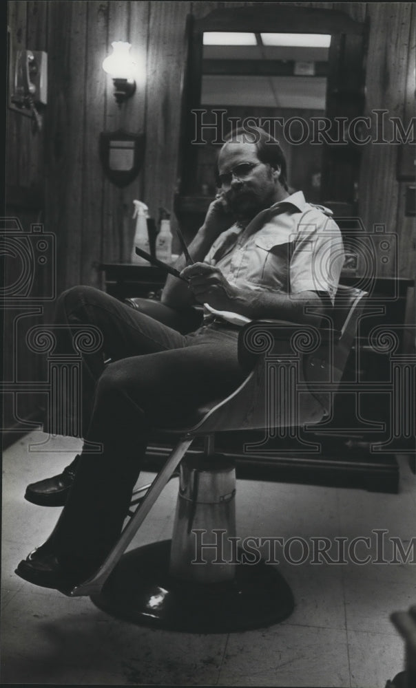 1980, Bill Thurman, Barber and boycotted chairs - abna40289 - Historic Images