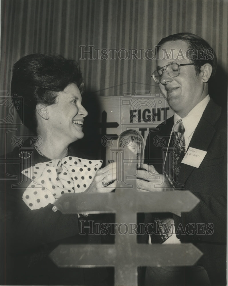 1974 Press Photo Senator Allen's wife presents K. W. Grimley Jr., award - Historic Images