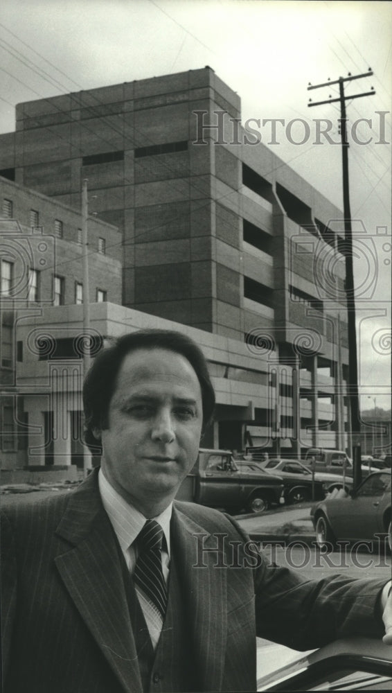 1980, Bessemer Chamber of Commerce President Bill Mann at Courthouse - Historic Images