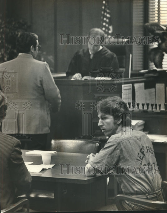 1982, Thomas Carl Johnson is brought before Judge, Crime, Murder - Historic Images