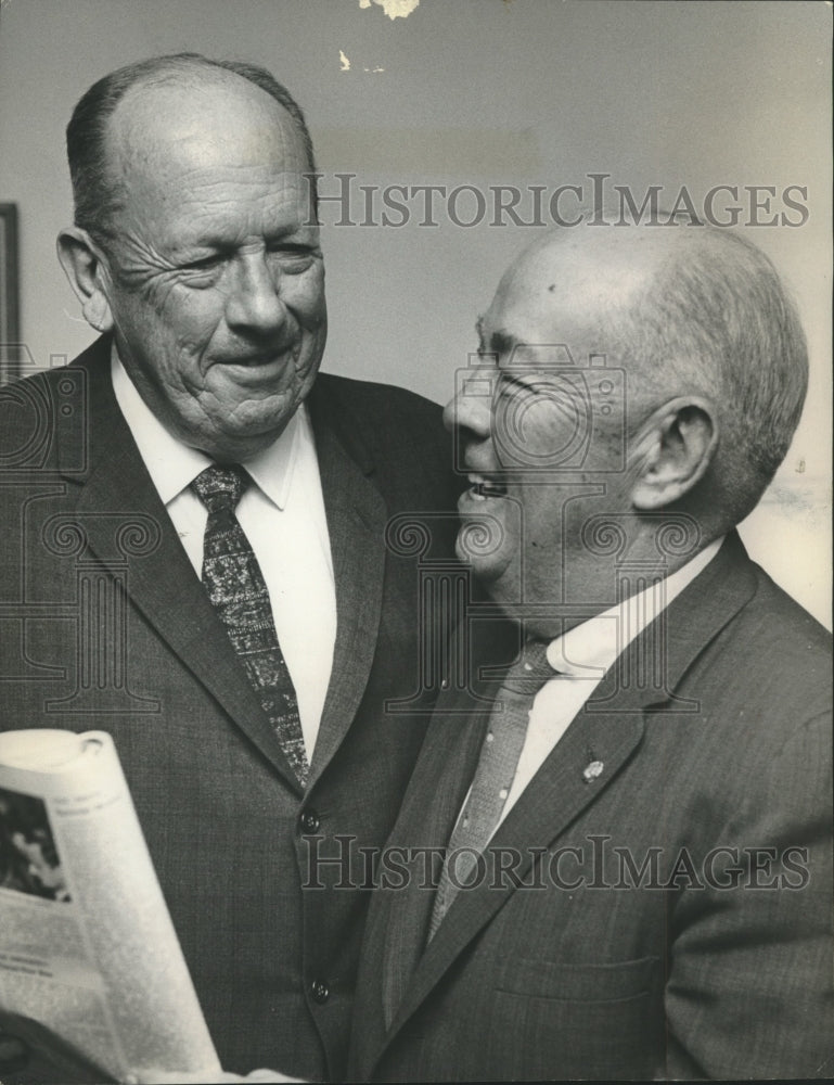 1965 Press Photo Sidney Smyer, re-elected AAIC head, speaks with Frank Samford - Historic Images