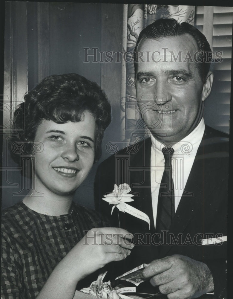 1962 Press Photo Orchid sale to aid servicemen at Veterans Hospital, Birmingham - Historic Images