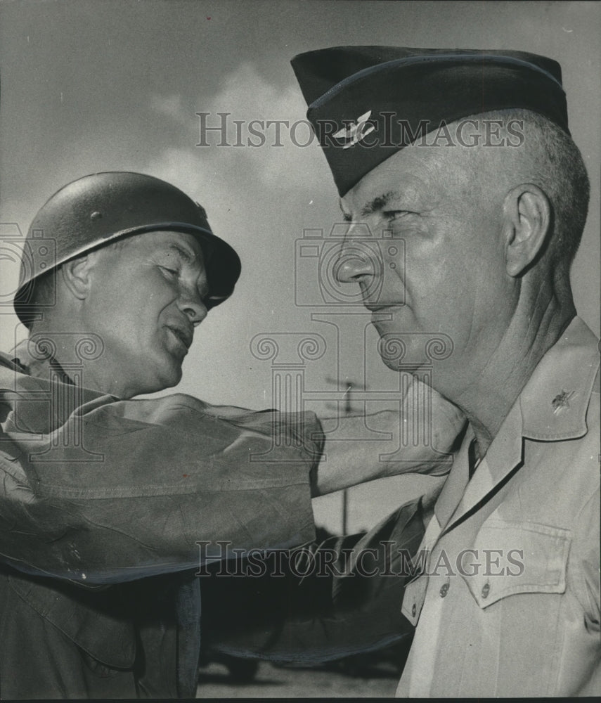 1966 Press Photo Colonel Clarence Turnipseed Made Honorary Member, Alabama - Historic Images