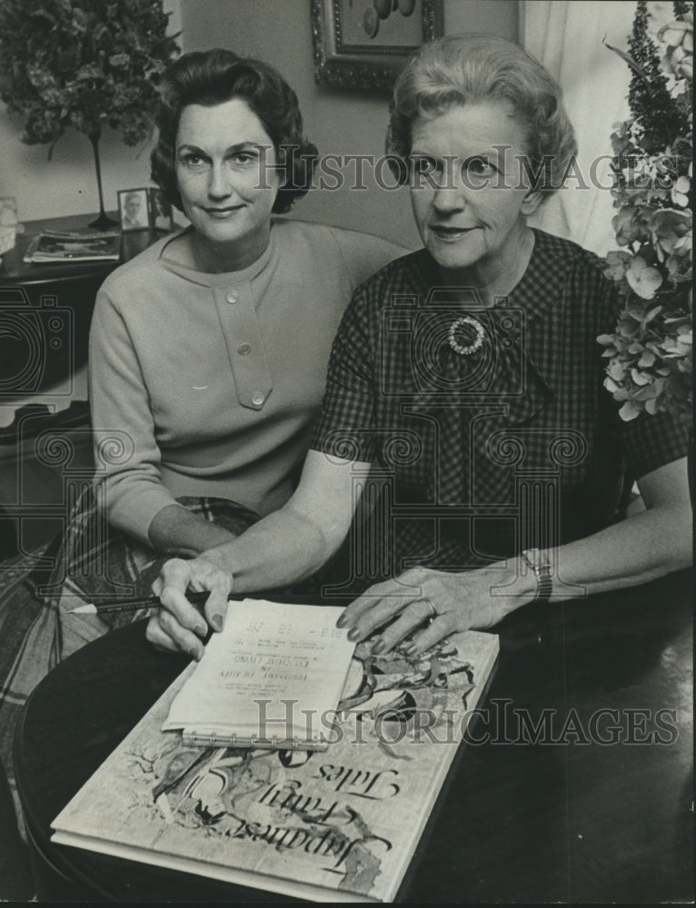 1963 Press Photo Club Members Mrs. Moffett and Mrs. J.M. Strange - abna40635 - Historic Images