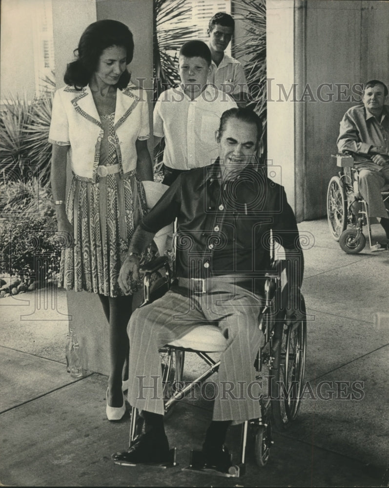 1972 Press Photo Alabama Governor George Wallace goes home from Rehabilitation - Historic Images