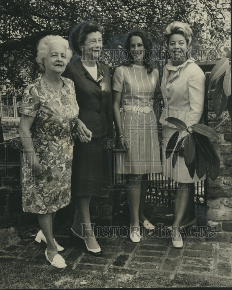 1972 Press Photo Mrs. Harald Lassen, Mrs. Ragna Martin, Others at Social Event - Historic Images