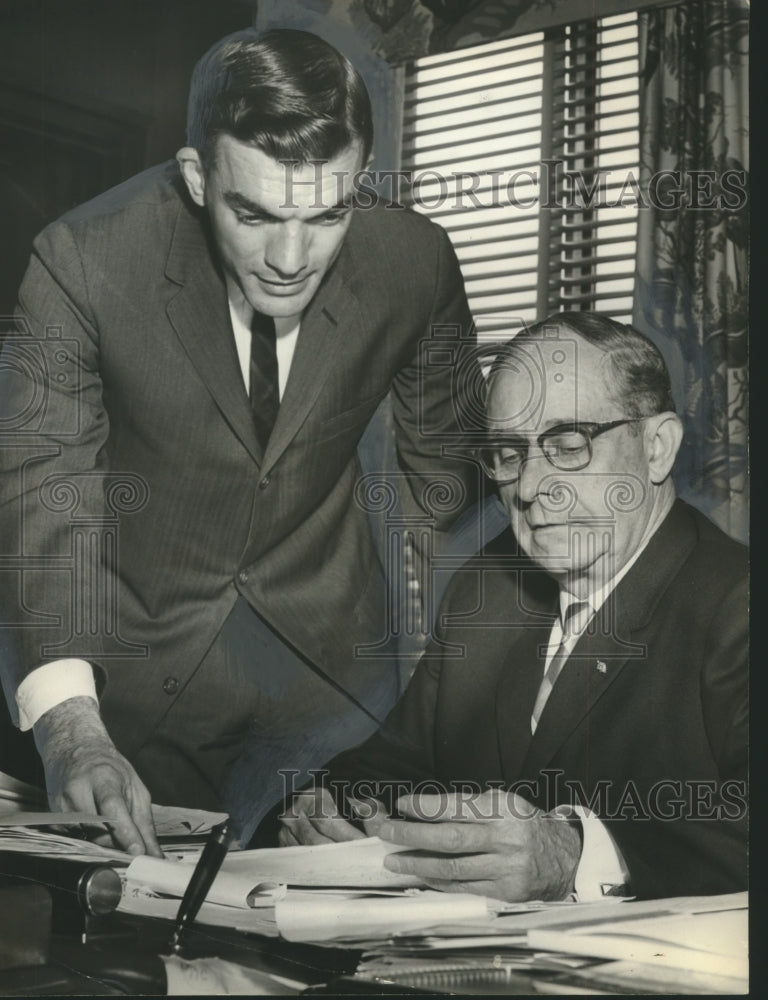 1964 Press Photo Mayor Albert Boutwell signs proclamation with Jaycee Ed Randle - Historic Images
