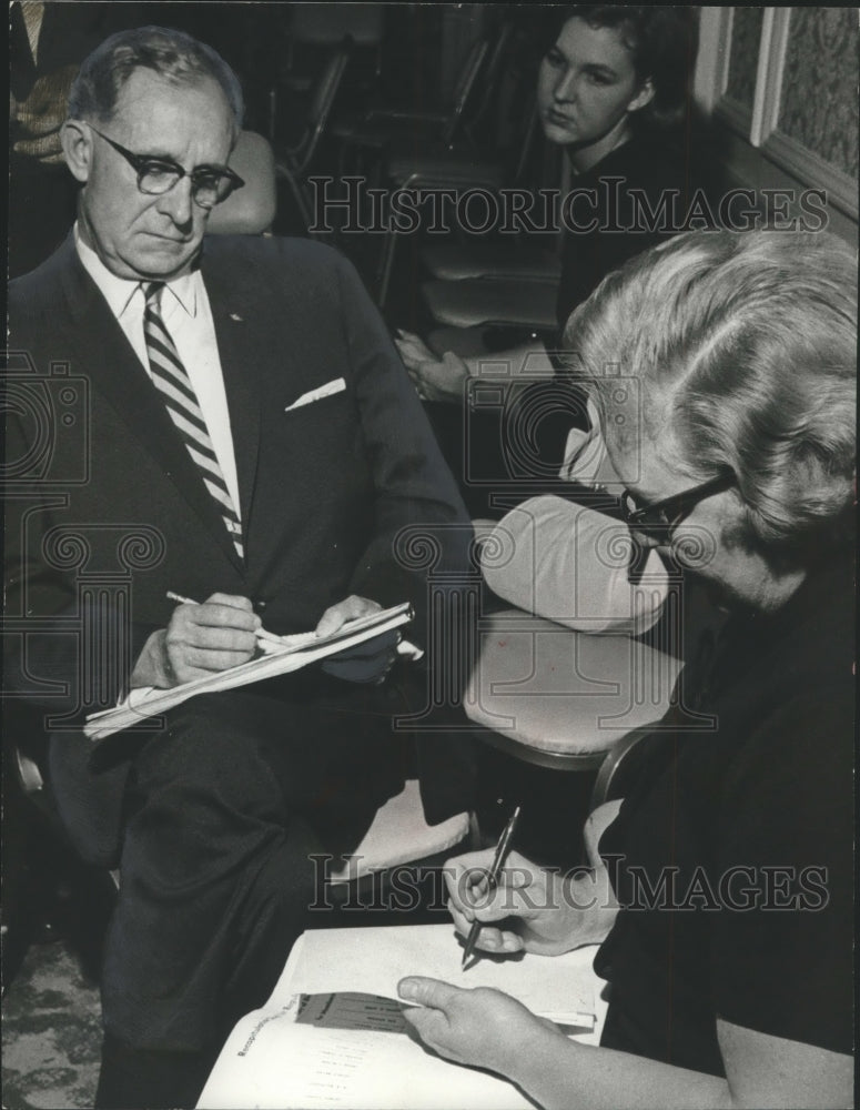 1967 Press Photo Birmingham, Alabama Mayor Albert Boutwell tallies numbers - Historic Images