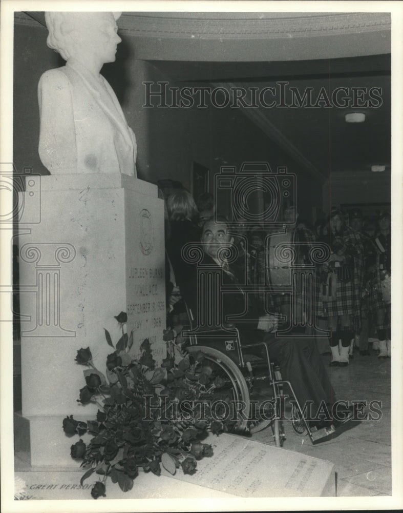 1975 Press Photo George C. Wallace and Highlanders Bag Pipe Band from Lake Walsh - Historic Images