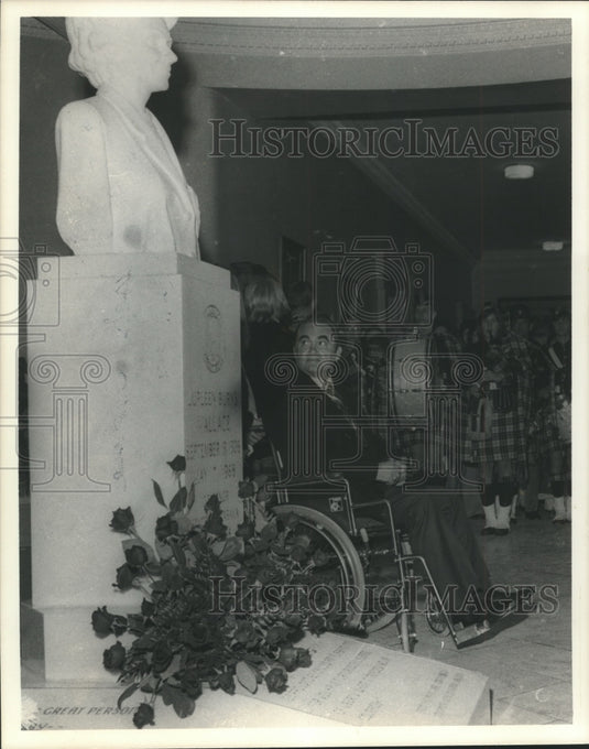 1975 Press Photo George C. Wallace and Highlanders Bag Pipe Band from Lake Walsh - Historic Images