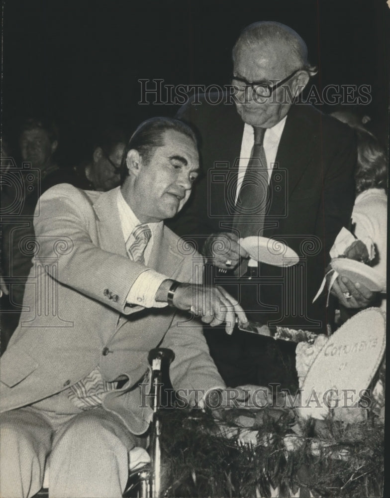 1973 Press Photo Alabama Governor George C. Wallace cuts biggest birthday cake - Historic Images