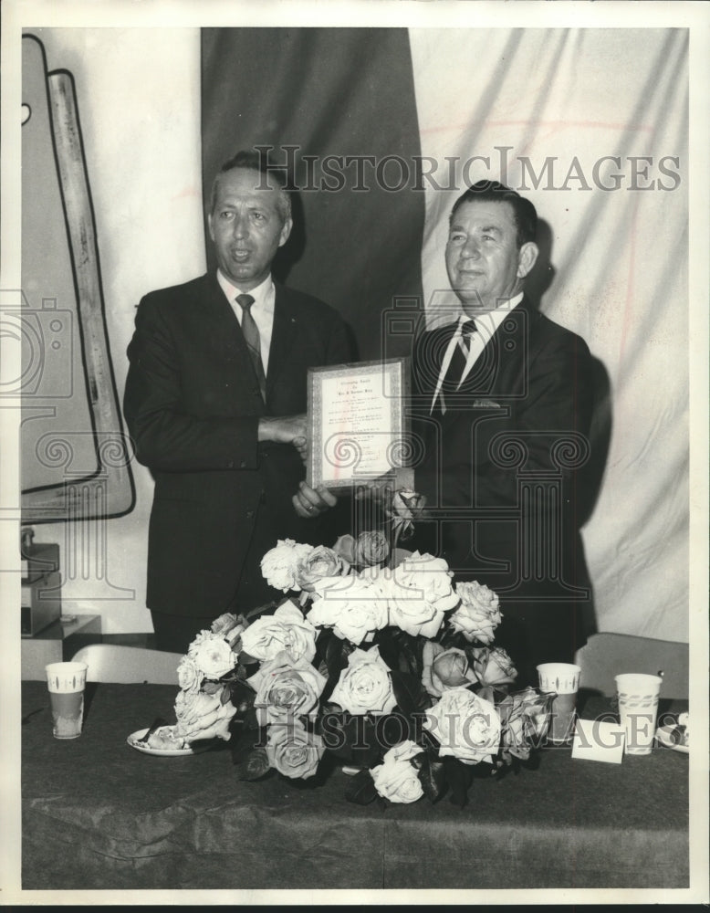 1970 Press Photo Reverend J. Harmon King holds certificate with another man - Historic Images