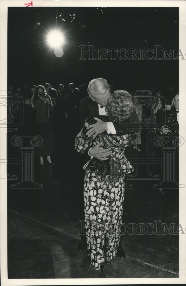 1991 Press Photo Governor Hunt kissing wife Helen at Inaugural Ball, Alabama - Historic Images