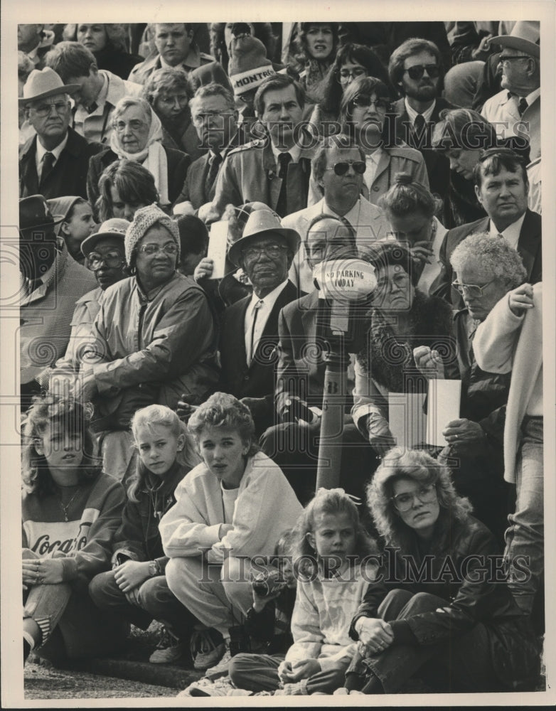 1986, Crowd listens to Guy Hunt at inauguration, Alabama - abna40958 - Historic Images