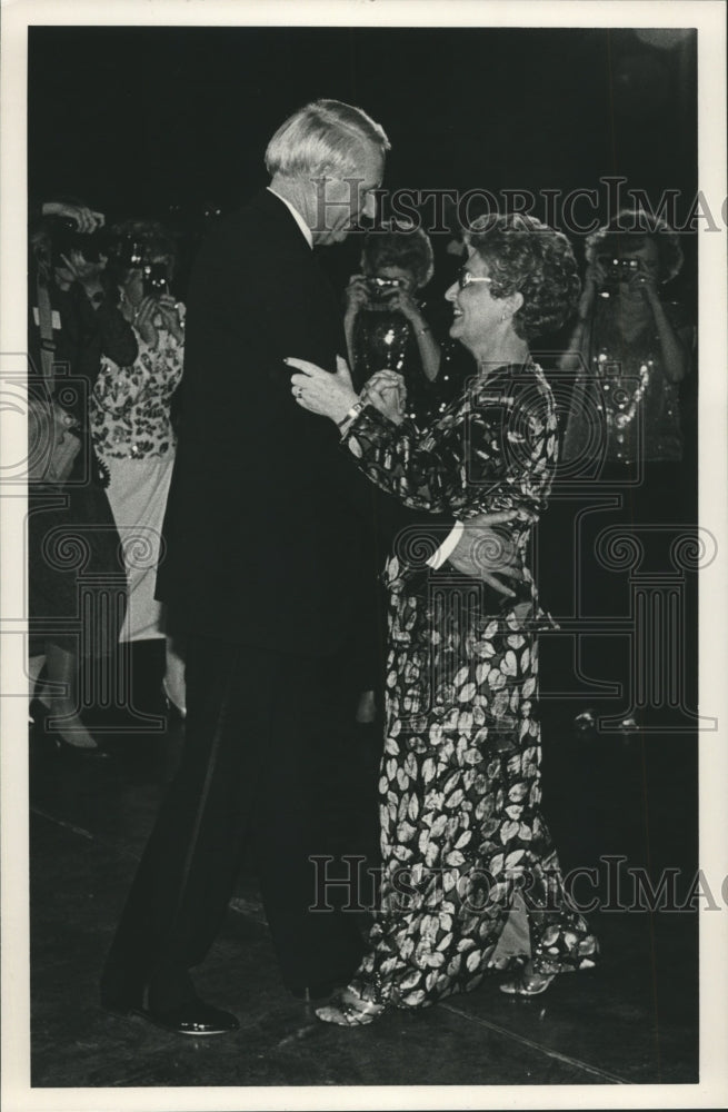 1991, Governor and Mrs. Hunt, first dance at Inaugural Ball, Alabama - Historic Images