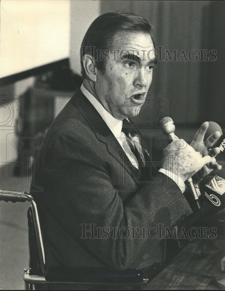 1983, Governor George Wallace at conference on chronic pain, Alabama - Historic Images