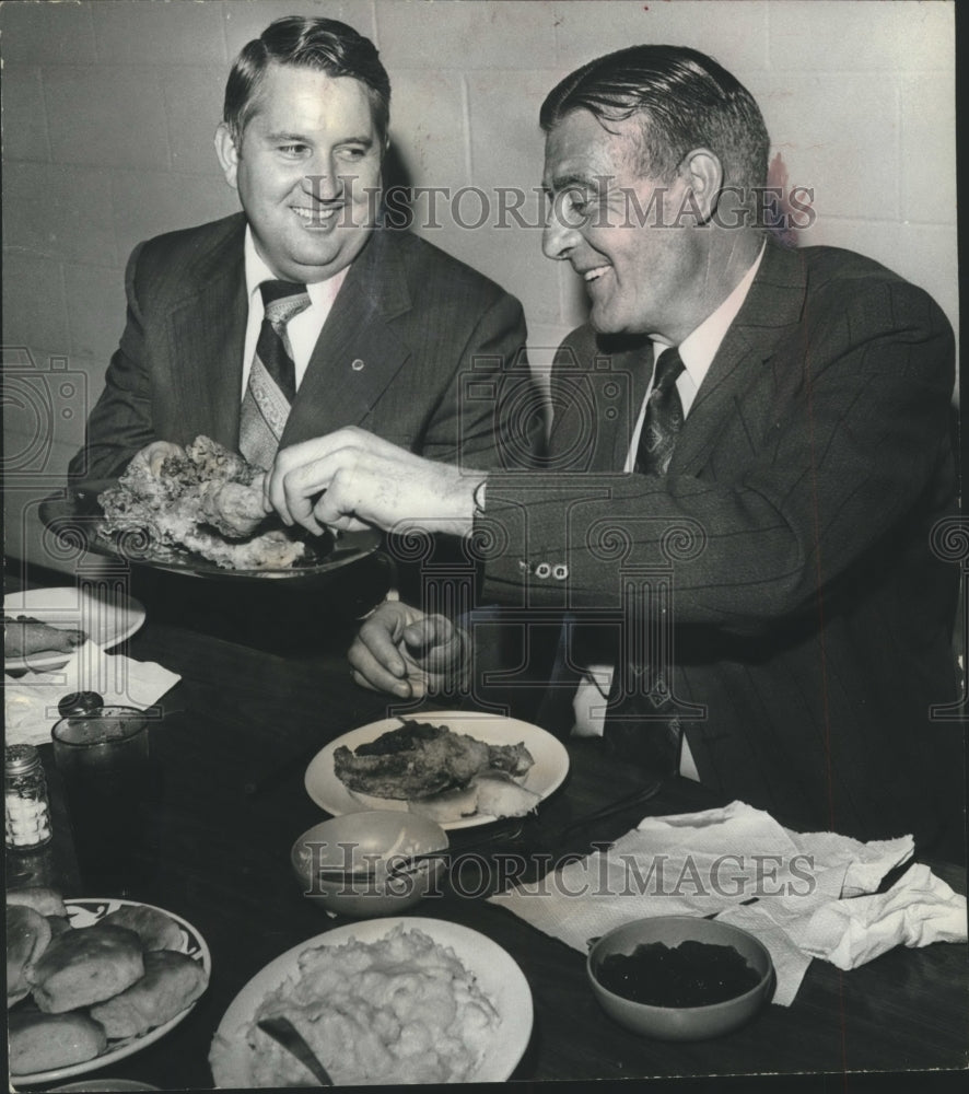 1972 Press Photo James Parsons enjoying dinner with Belfast chief, Alabama - Historic Images