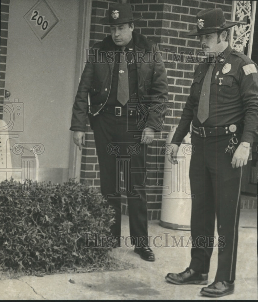 1976, Roanoke Police Officers Allen Stewart, Lowery searching Motel - Historic Images