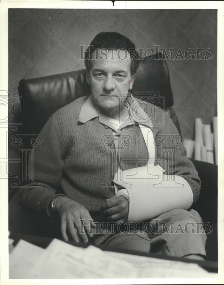 1980 Grady Perry, Walker County Commissioner with arm in cast - Historic Images