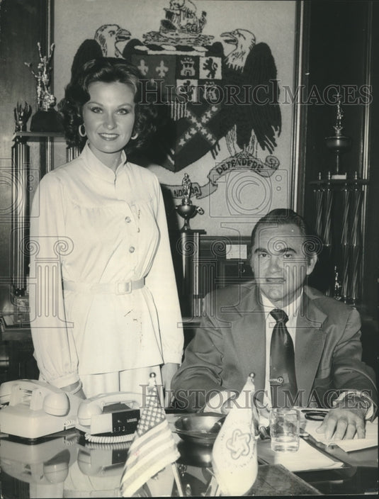 1976 Denise Davis in Alabama Governor George C. Wallace's Office - Historic Images