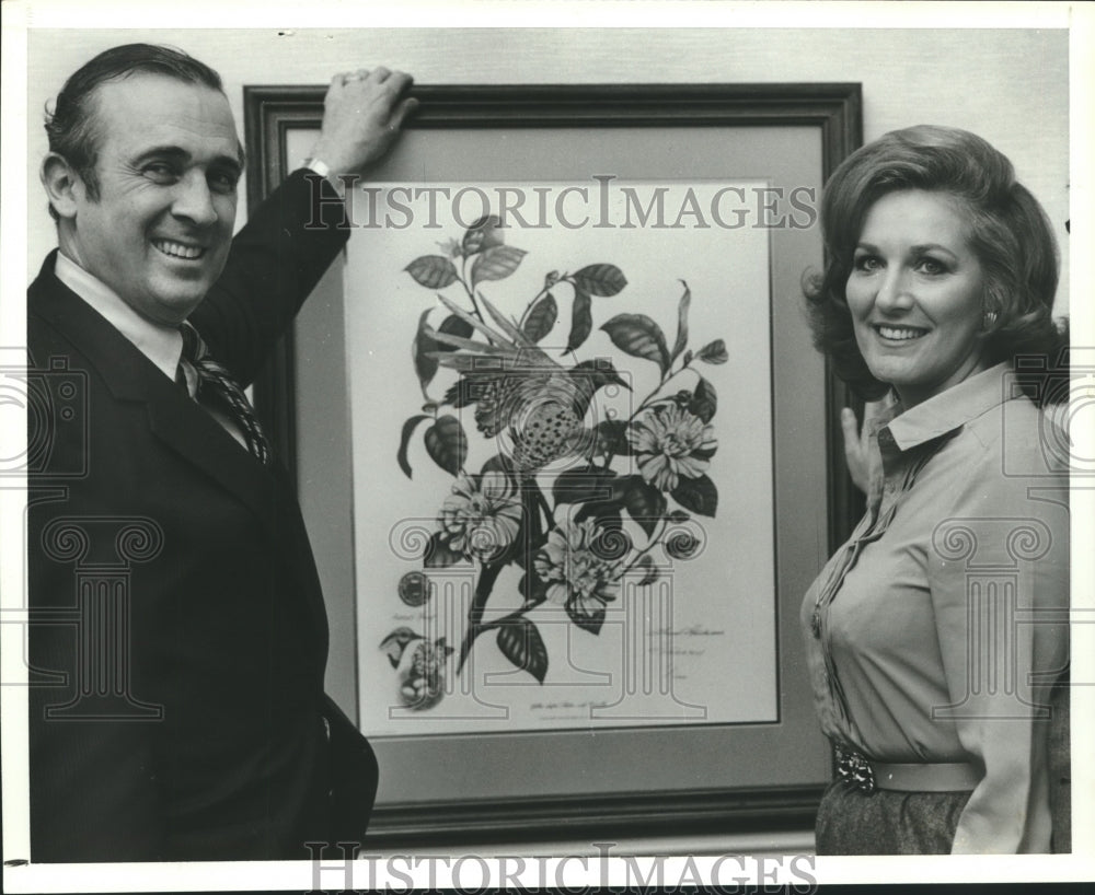 Press Photo Albert Lee Smith with painting from Sharon Ward Henderson, Alabama - Historic Images