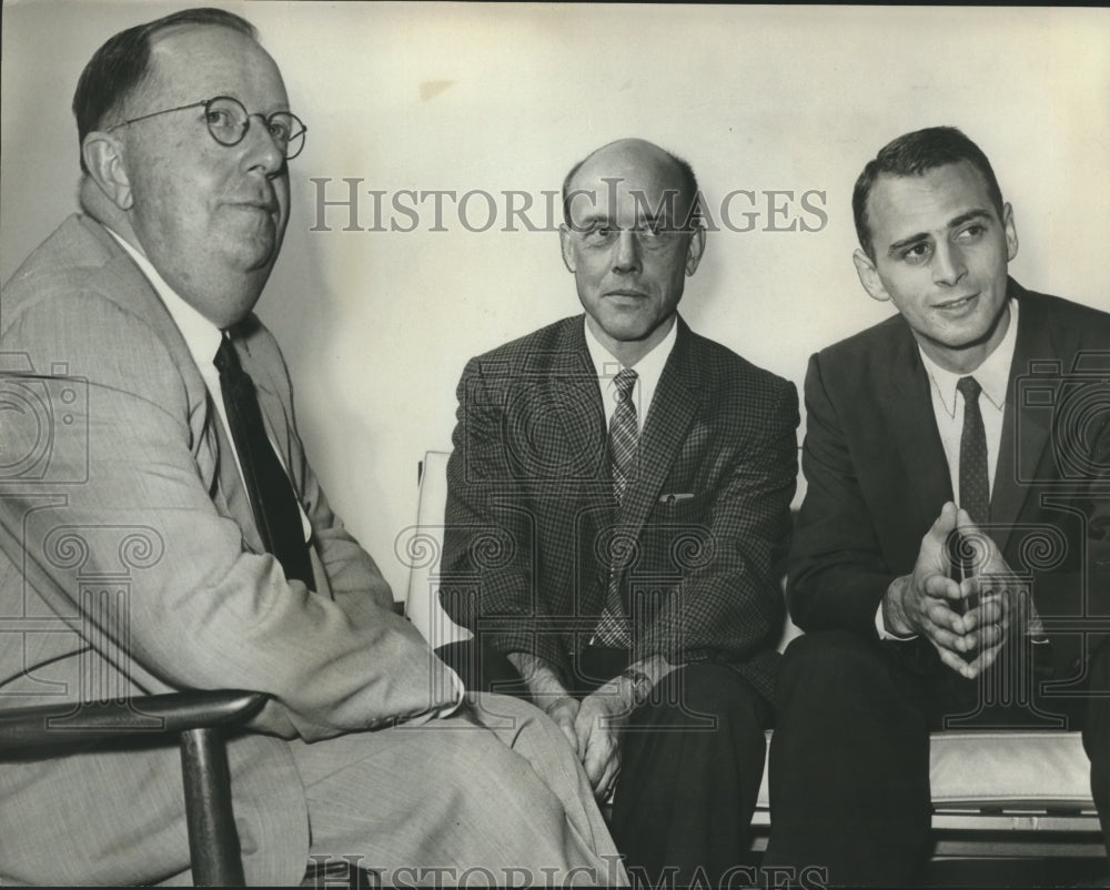 1962 Press Photo Officials discuss emphysema air pollution studies - abna41137 - Historic Images