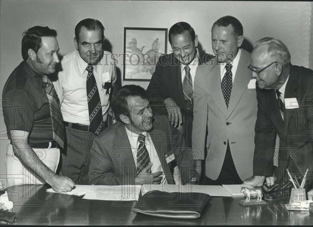 1975 Press Photo Doctor J. Michael Sprott, Extension Service Director with Staff - Historic Images