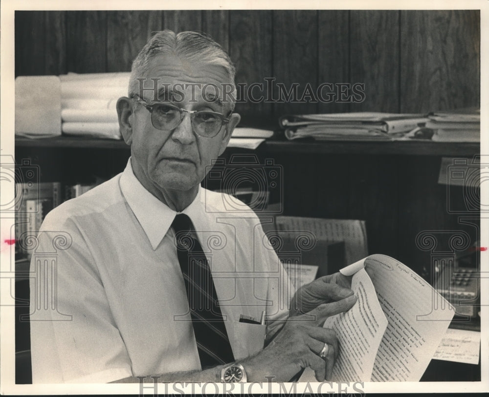 1985 Press Photo Wallace Stanfield with paperwork in Muscle Shoals, Alabama - Historic Images